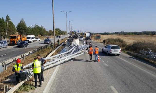 Hafriyat kamyonunun açık kalan damperi, yön levhasına çarptı