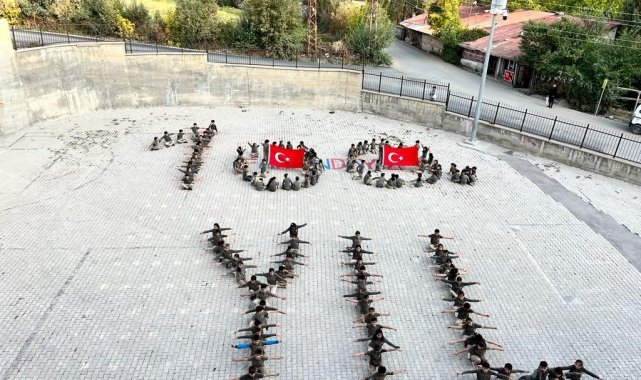 Hakkari'de "100. Yıl" ve "ay yıldız" koreografisi oluşturuldu