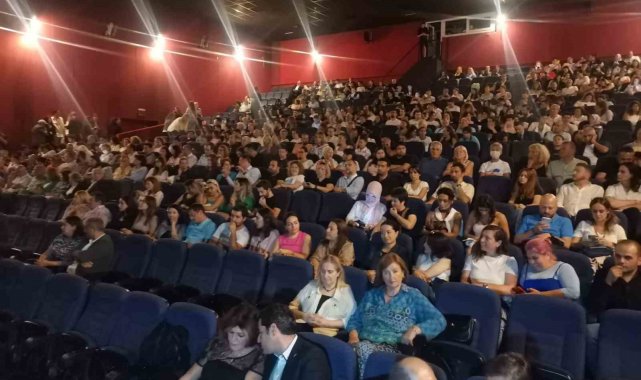 Haldun Dormen sahne rekoru kırdı, yönettiği oyunla İzmirlileri kırdı geçirdi
