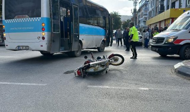 Halk otobüsüne çarpan motosikletin sürücüsü ağır yaralandı