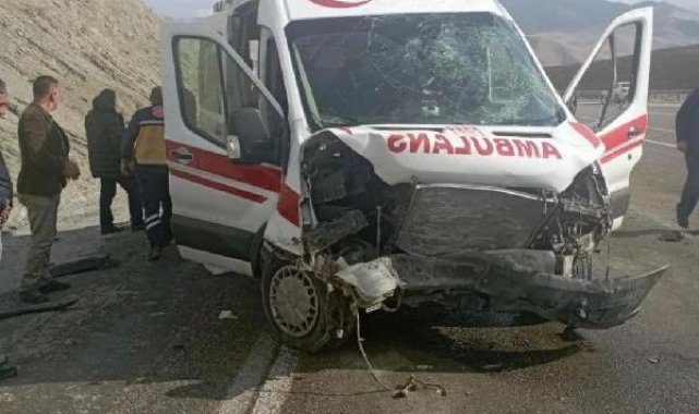 Hasta taşıyan ambulans kaza yaptı: 4 yaralı