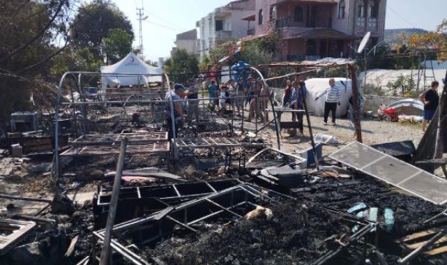 Hatay'da, çadırları yanan depremzede aileye kaymakamlıktan konteyner desteği