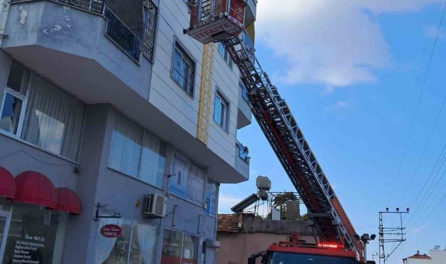 Hatay'da evde mahsur kalan çocuk kurtarıldı