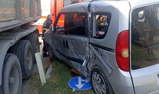 Hatay'da trafik levhasına çarpan sürücü yaralandı