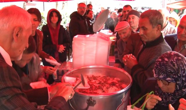 Hazret-i Mevlana'nın doğumunun 816. yıl dönümü sebebiyle halka pilav ve ayran ikramı