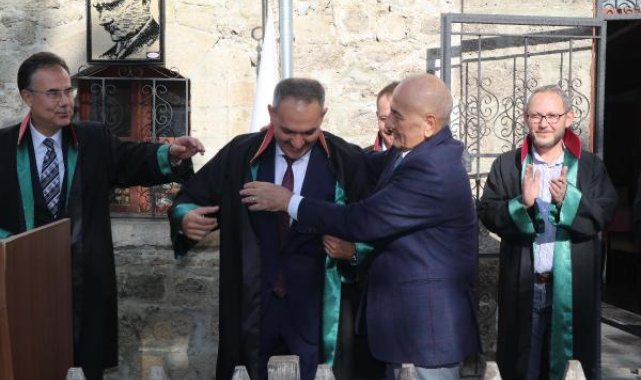 Hukuk fakültesini bitiren cezaevi müdürü, istifa edip avukat oldu