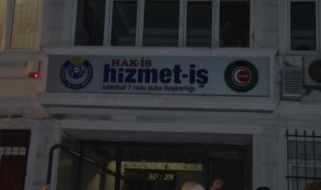 İBB çalışanlarından sendika binası önünde protesto