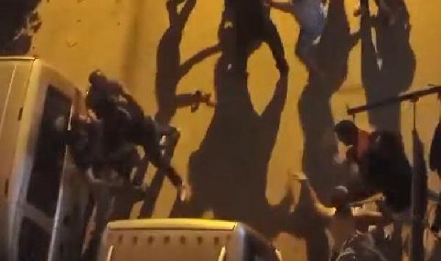 İki grup birbirlerine sopalarla saldırdı; o anlar kamerada