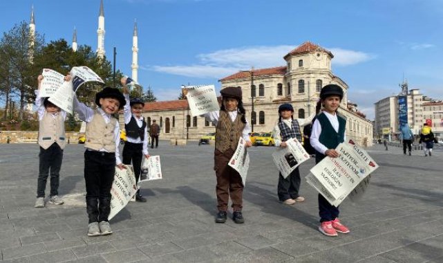 İlkokul öğrencileri, Cumhuriyet'in ilanını duyuran gazete hazırlayıp, dağıttı