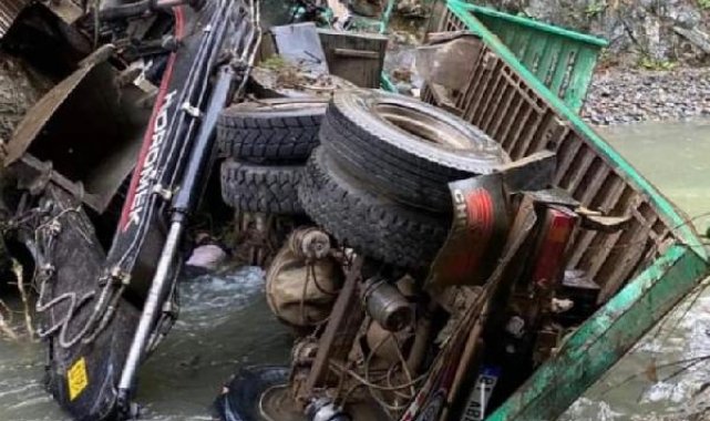 İş makinesi taşıyan kamyon dereye devrildi: 1 ölü, 1 yaralı
