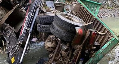 İş makinesi taşıyan kamyon dereye devrildi: 1 ölü, 1 yaralı