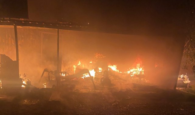 İş yeri içeride bulunan araçlarla birlikte yandı, yangındaki zarar milyarlarla ifade ediliyor