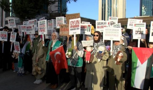 İsrail Başkonsolosluğu önünde oyuncaklı protesto