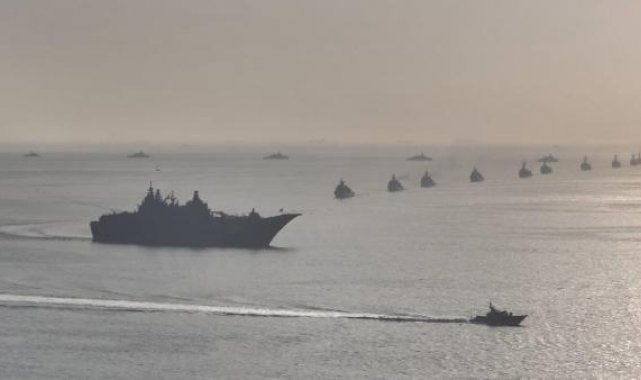 İstanbul Boğazı'nda Türk donanması coşkusu