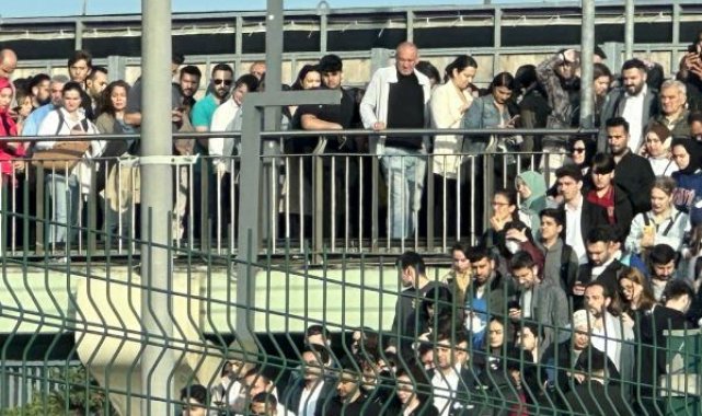 İstanbul'da metrobüs duraklarında yoğunluk yaşandı