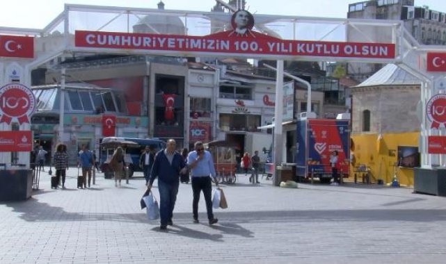 İstiklal Caddesi Türk bayraklarıyla donatıldı