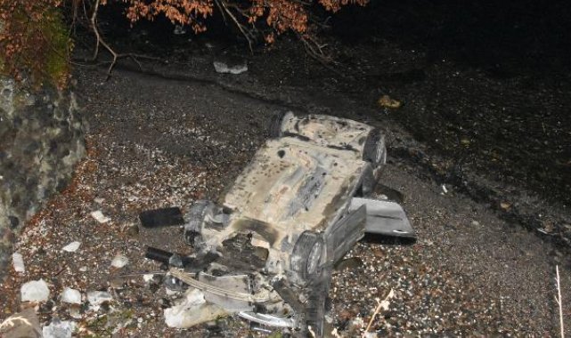 İstinat duvarını yıkan otomobil 50 metre yükseklikten deniz kenarına uçtu