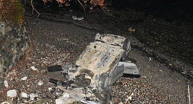 İstinat duvarını yıkan otomobil 50 metre yükseklikten deniz kenarına uçtu