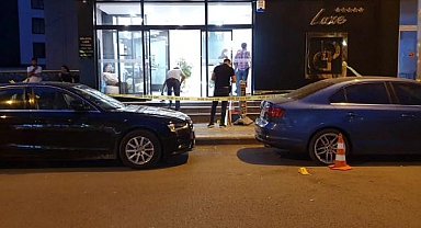 İşyerine düzenlenen silahlı saldırıda yoldan geçen anne ve kızı yaralandı