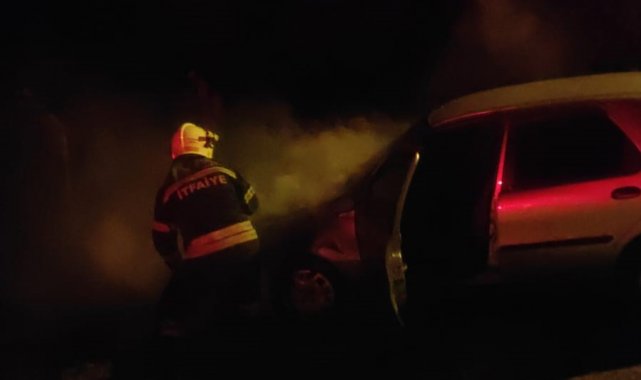 İtfaiye ekipleri araçtaki yangını söndürdü