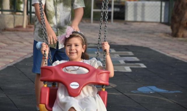 İzmir depreminin simgesi Ayda, annesinin adının verildiği parkta oynuyor