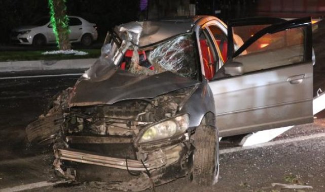 İzmir'de 2 işçi servisi ile otomobilin çarpıştığı kaza kamerada: 6 yaralı