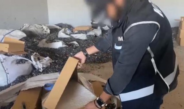 İzmir'de 2 milyon 345 bin adet içi doldurulmuş makaron ele geçirildi