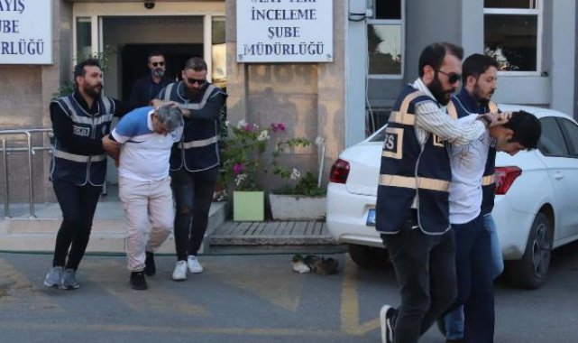 İzmir'de avcı bıçağıyla işlenen cinayette Suriyeli baba- oğul adliyede
