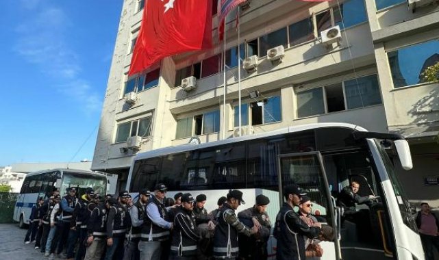 İzmir'de FETÖ'ye 'Kıskaç' operasyonunda 84 şüpheli adliyede