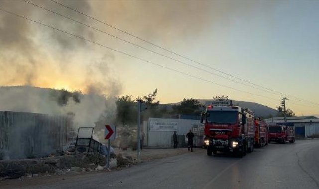 İzmir'de geri dönüşüm tesisinde çıkan yangın, ormana sıçramadan söndürüldü
