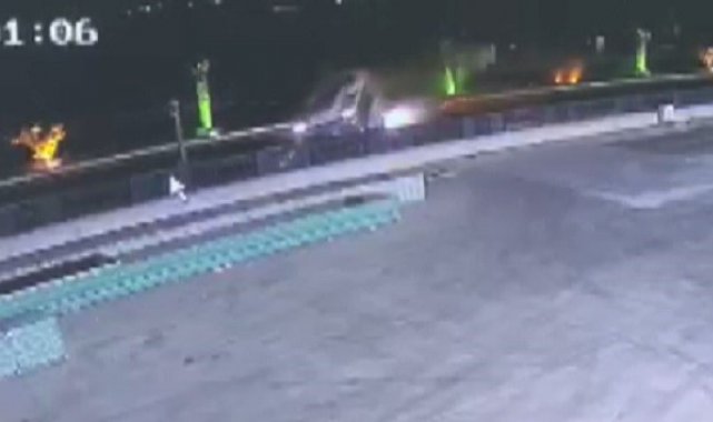 İzmir'de işçi servisleri ile otomobilin karıştığı kaza kamerada: 6 yaralı