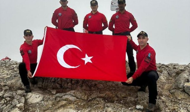 JAK timleri, Uludağ'ın zirvesinde Türk bayrağını dalgalandırdı