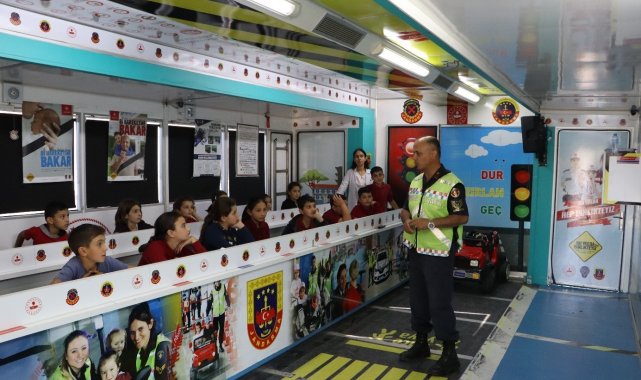 Jandarma ekiplerinden mobil trafik eğitim tırı ile öğrencilere trafik eğitimi