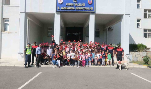 Jandarma hayvan hakları gününde çocukları ağırladı