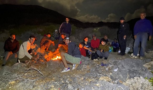 Jandarma mahsur kalan 15 düzensiz göçmeni kurtardı