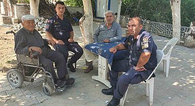 Jandarma yaşlı çınarları unutmadı