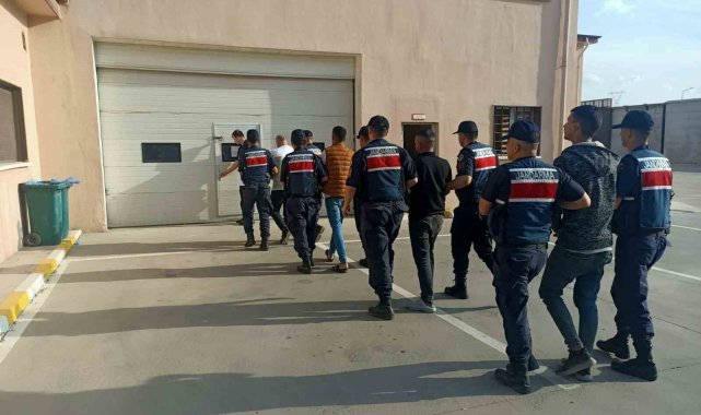 Jandarmadan göçmen kaçakçılarına suçüstü