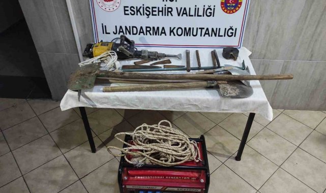 Kaçak kazı yapan 5 şahsa jandarmadan suçüstü