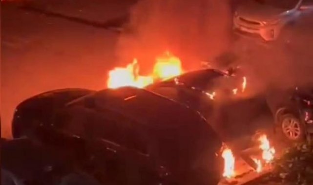 Kadıköy'de açık otoparktaki 3 araç yandı