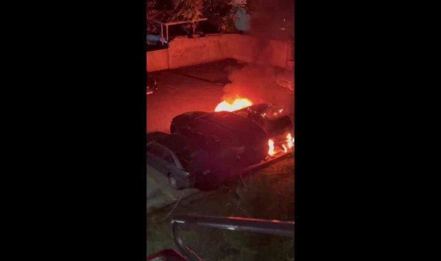 Kadıköy'de bir otoparkta bulunan 3 araç alev alev yandı