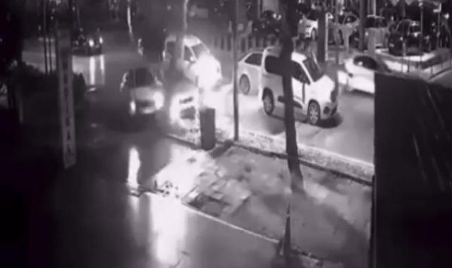 Kadıköy'de hatalı şerit değiştiren sürücü kazaya neden oldu