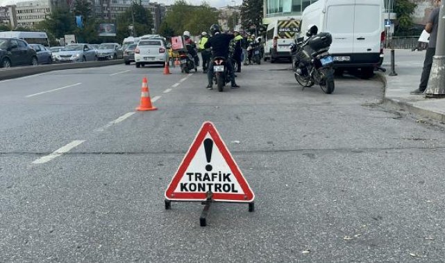 Kadıköy'de motosiklet sürücülerine yapılan denetimde ceza yağdı