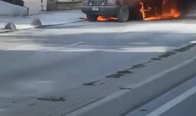 Kadıköy'de park halindeki cip alev alev yandı