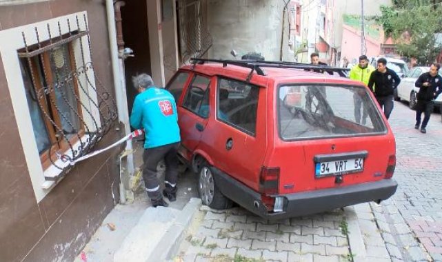 Kağıthane'de freni tutmayan otomobil doğalgaz kutusunu parçaladı