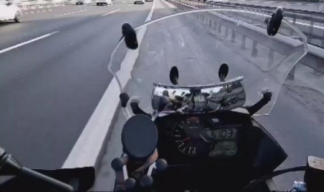 Kağıthane'de motosikletli otomobile çarptı; motosikletteki kadın yerde sürüklendi