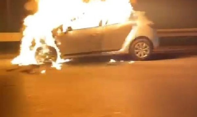 Kağıthane'de seyir halindeki otomobil alev alev yandı
