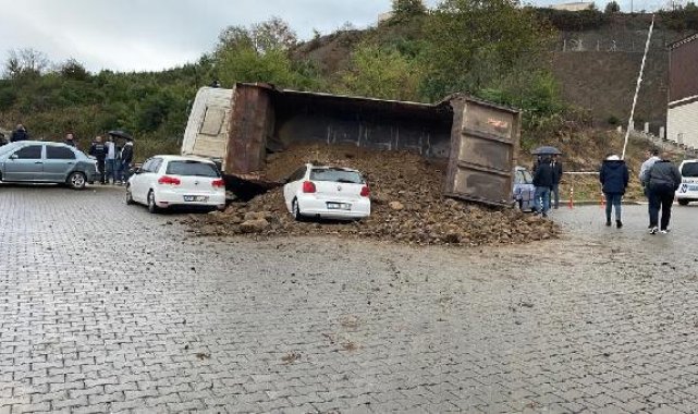 Kamyon, 2 otomobile çarpıp, 3 aracın üzerine devrildi; şoför yaralandı