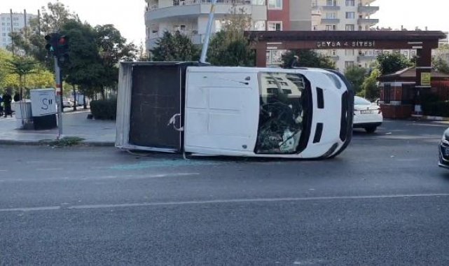 Kamyonet ile otomobil çarpıştı: 5 yaralı