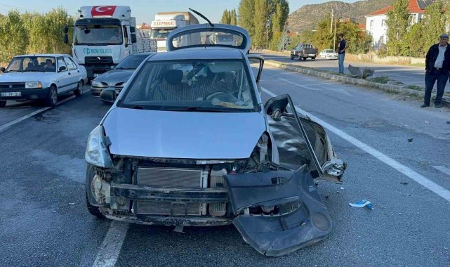 Kamyonet ile otomobilin çarpıştığı kazada 5 kişi yaralandı