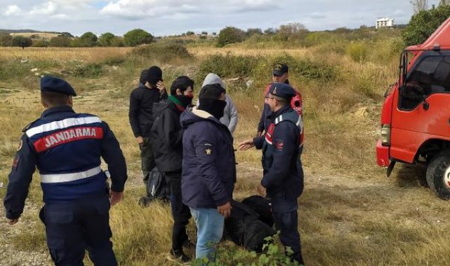 Kamyonette saman balyalarının arasında 27 kaçak göçmen yakalandı